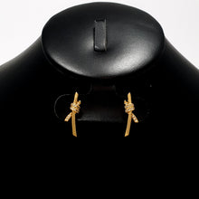 Cargar imagen en el visor de la galería, Aretes TC diseño Knot con Circonias (Dorados y Plateados)