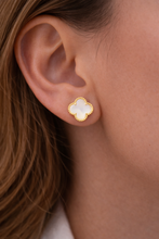 Cargar imagen en el visor de la galería, Aretes Diseño de Trébol Tono Dorado (Distintos Colores)