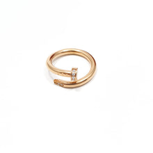 Cargar imagen en el visor de la galería, Anillo Diseño de Clavo con circonias - 3 colores disponibles
