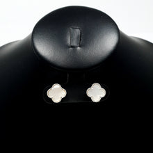 Cargar imagen en el visor de la galería, Aretes Diseño de Trébol Tono Plateado
