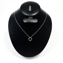 Cargar imagen en el visor de la galería, Collar Diseño Trébol Tono Plateado
