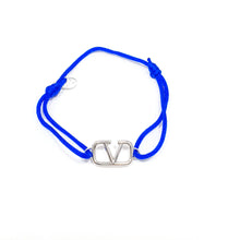 Cargar imagen en el visor de la galería, Pulsera Valentino VLogo dije Plateado (Diferentes colores)
