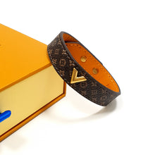 Cargar imagen en el visor de la galería, Pulsera LV Essential V Monograma

