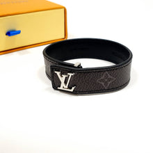 Cargar imagen en el visor de la galería, Pulsera LV Monogramas (Mod. LV08)
