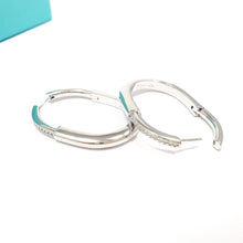 Cargar imagen en el visor de la galería, Aretes TC diseño lock con circonías
