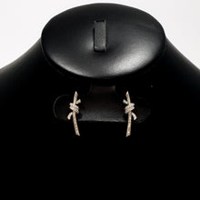 Cargar imagen en el visor de la galería, Aretes TC diseño Knot con Circonias (Dorados y Plateados)
