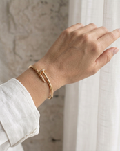 Cargar imagen en el visor de la galería, Pulsera Diseño de Clavo con Circonias - 3 Colores Disponibles
