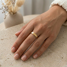 Cargar imagen en el visor de la galería, Anillo Diseño de Tornillo con 3 circonias - 3 colores disponibles
