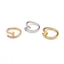 Cargar imagen en el visor de la galería, Anillo Diseño de Clavo con circonias - 3 colores disponibles

