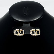 Cargar imagen en el visor de la galería, Aretes Valentino Vlogo con circonias (Mod. VAL02)
